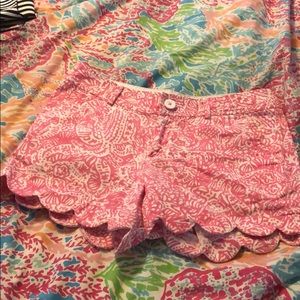 Lilly pursuer print shorts with scallop detail